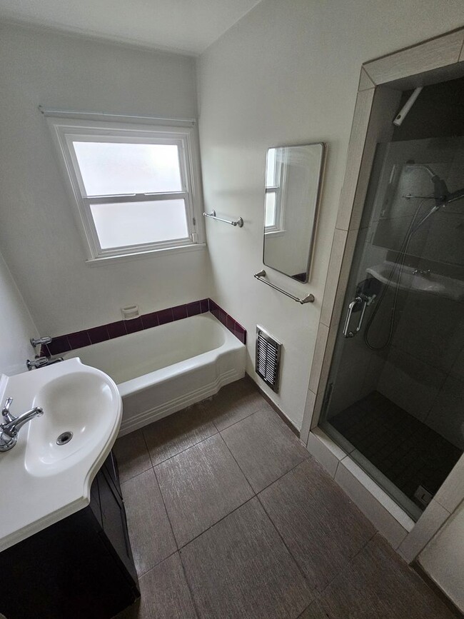 Building Photo - Flight Ave