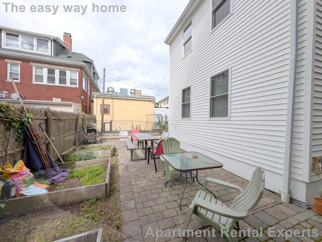 Building Photo - 7-9 Bonner Ave Unit #2