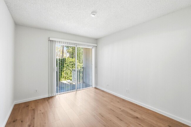 Building Photo - FIRST FLOOR 2BR + 2BA CONDO IN PASADENA!