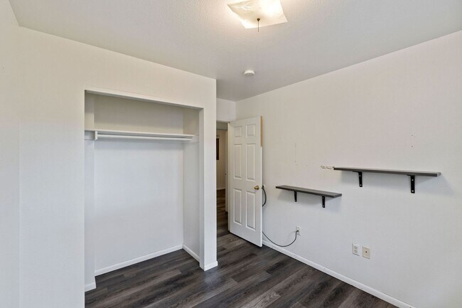 Building Photo - 833 Ponderosa Dr