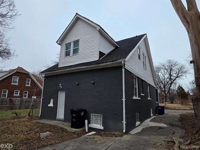 Building Photo - 5217 Lakeview St