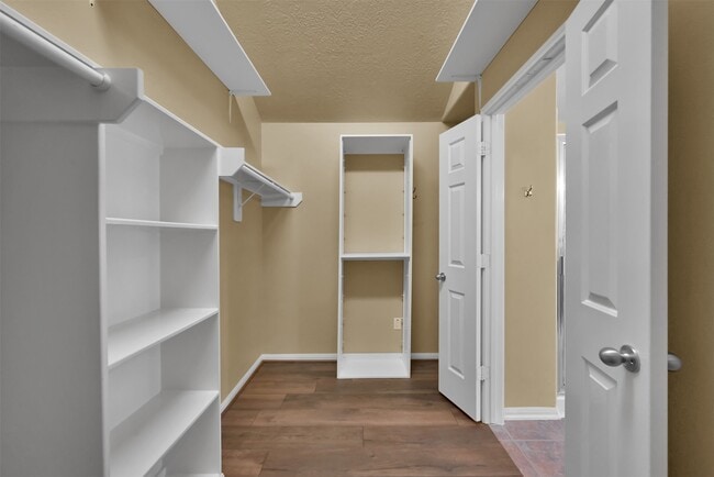 Building Photo - 7 S Hawthorne Hollow Cir