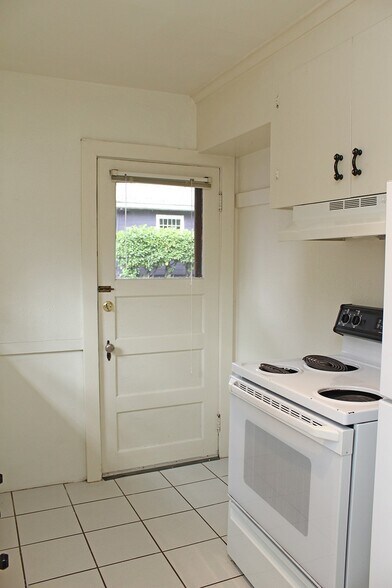 Building Photo - 3087 SE Ankeny St