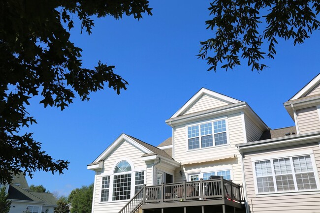 Building Photo - Available in August!  3 Bedroom 2 1/2 Bath...