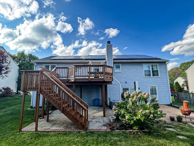 Building Photo - Magnificent 5 Bed 3 Bath Colonial Home Sit...