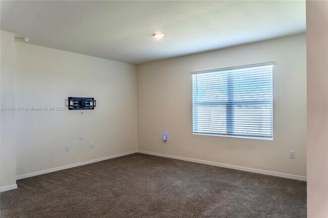 Building Photo - 2025 Doe Run Dr