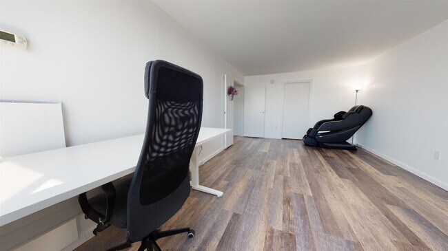 Building Photo - 1202 Harmon Cove Tower