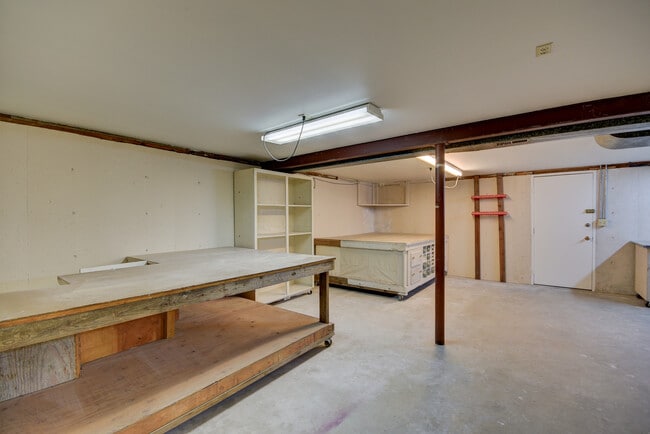 Building Photo - Unique 3 Bed 3 Bath Home