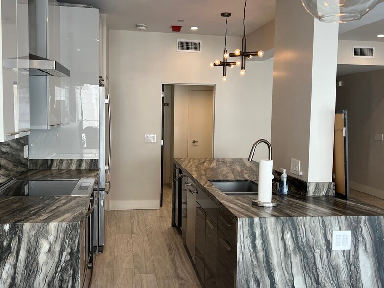 Building Photo - 10790 Wilshire Blvd