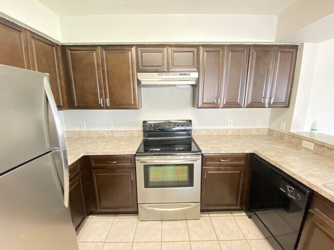 Building Photo - Second Floor Apartment with Balcony View! ...
