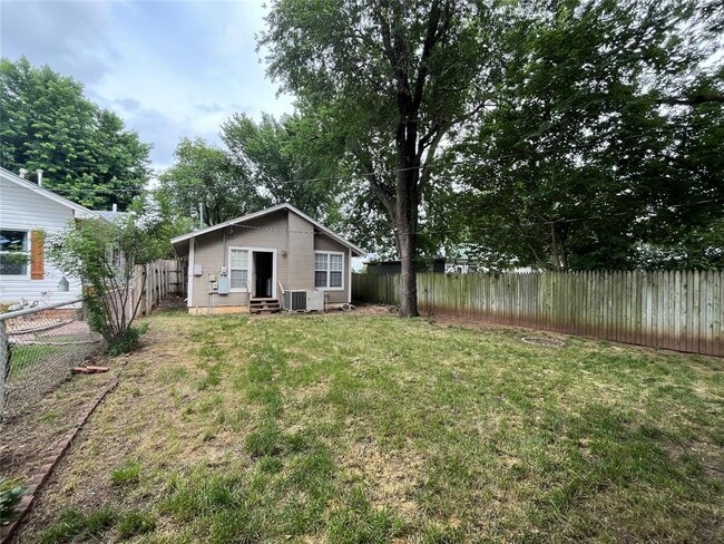 Building Photo - 312 N 6th St