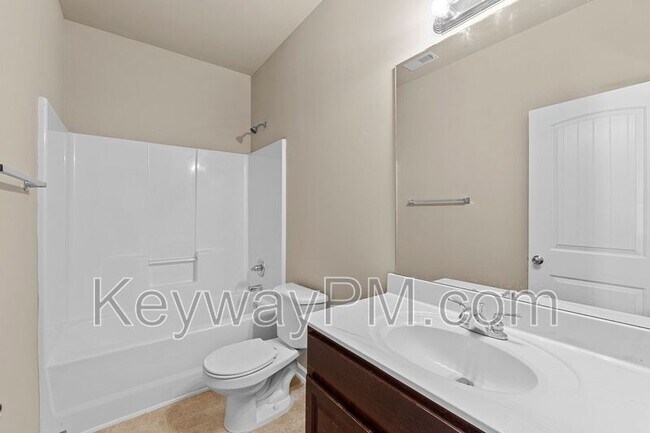 Building Photo - 456 Lory Ln