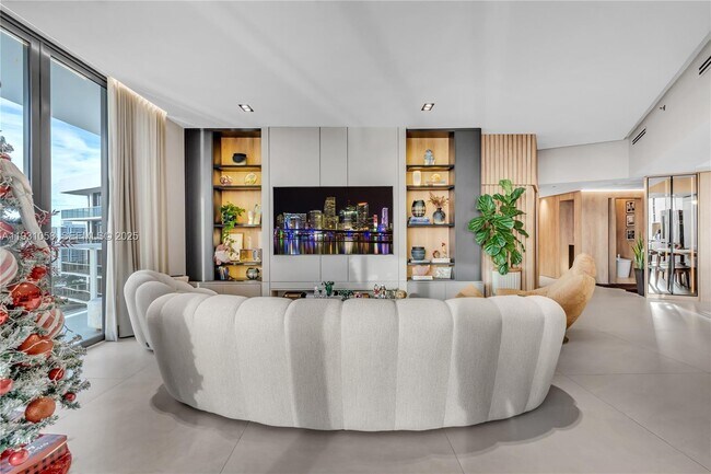 Building Photo - 20281 E Country Club Dr