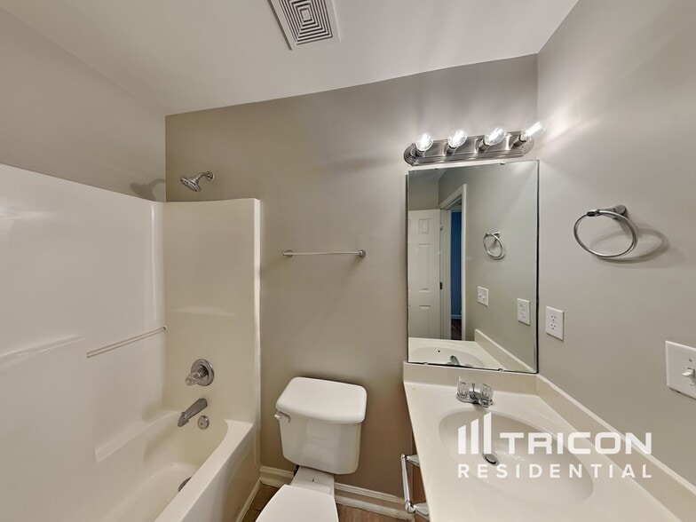Building Photo - 118 Winding Cedar Dr