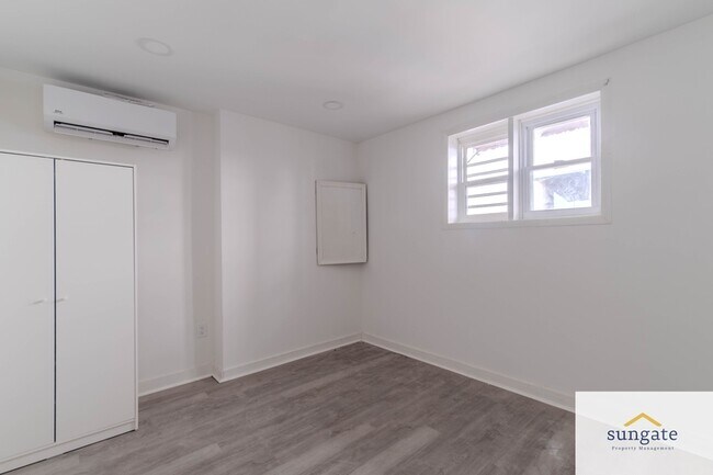 Building Photo - 208 Lloyd St