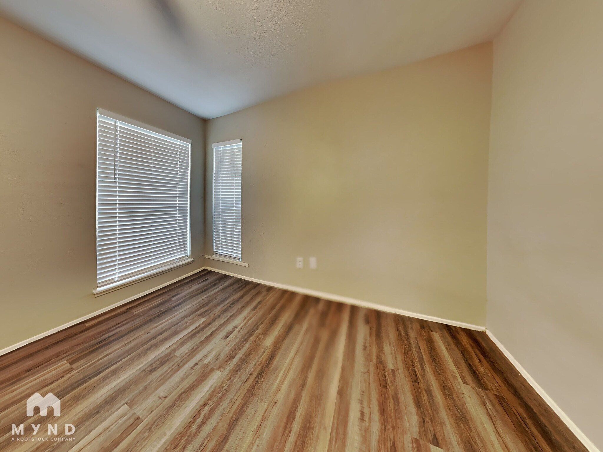 Building Photo - 2822 Canary Ln