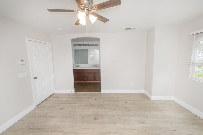 Building Photo - 511 Stork St
