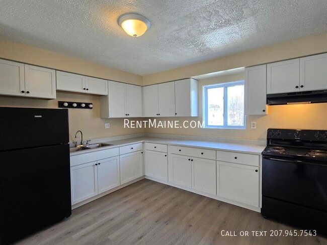 Building Photo - 8 Hillside Ln