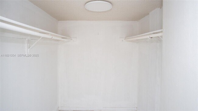 Building Photo - 10090 NW 80th Ct