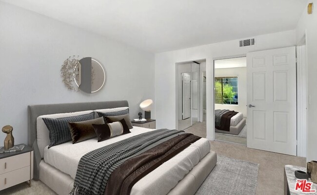 Building Photo - 5545 Canoga Ave