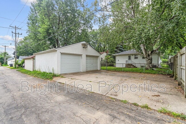Building Photo - 1721 Sheridan Ave W
