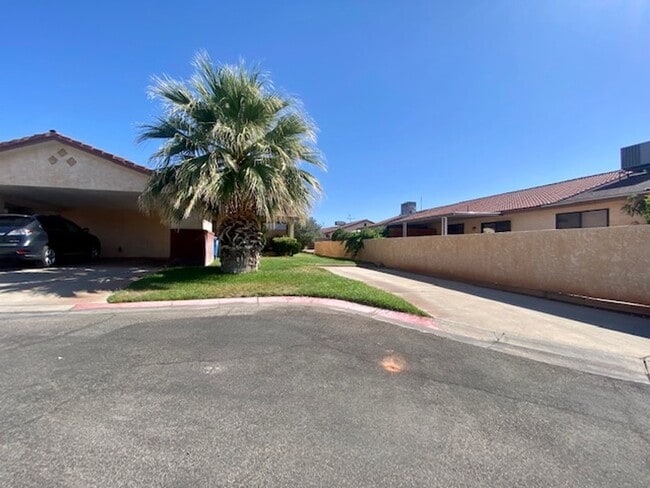 Building Photo - REMODELED TOWNHOME FOR RENT!