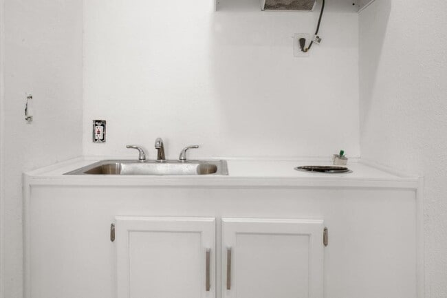 Building Photo - 1232 W Ave H 14