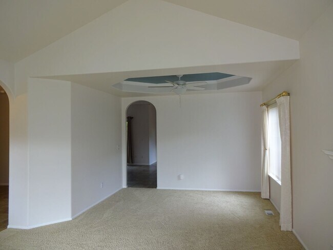 Building Photo - Charming 3 Bed, 2 Bath Home in Satna Clara