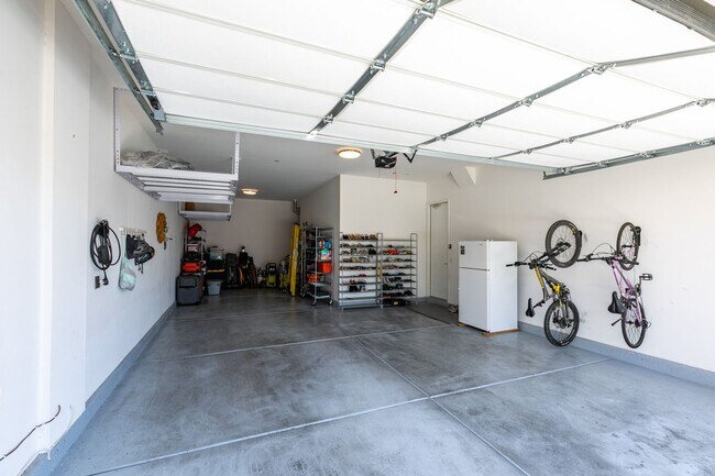 Building Photo - Luxury Rental with Mountain Views in Gated Henderson Community