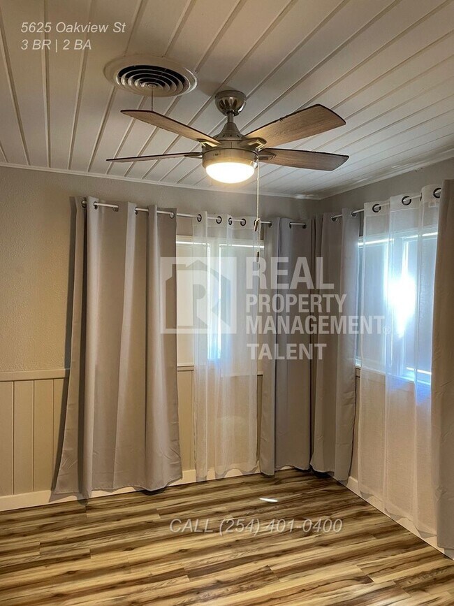 Building Photo - Charming 3/2 bedroom home ready for you to...