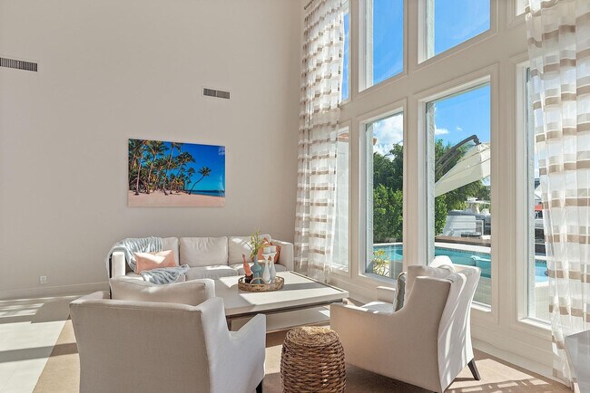 Building Photo - 3050 NE 43rd St