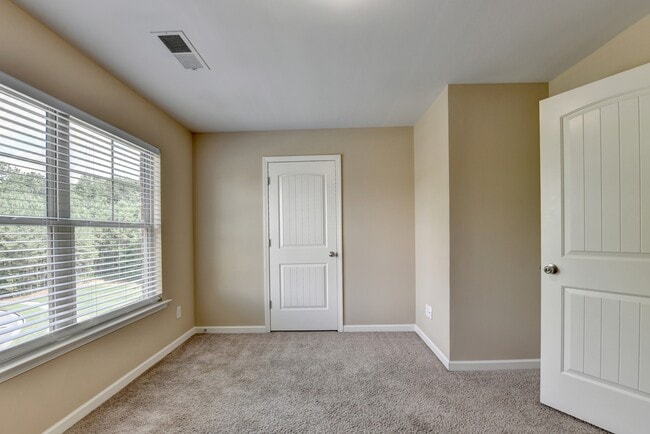 Building Photo - 707 Sand Ln SE