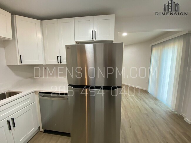 Building Photo - Newly Refreshed 2 Bed Duplex
