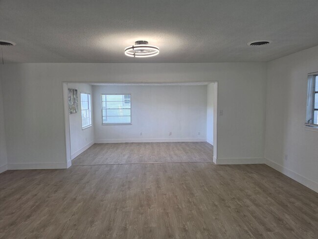 Building Photo - FOR RENT!!! SIMPLY STUNNING AND SPACIUS 3 BED 2 BATH SINGLE FAMILY HOME..
