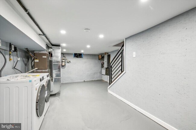 Building Photo - 2033 N Mascher St