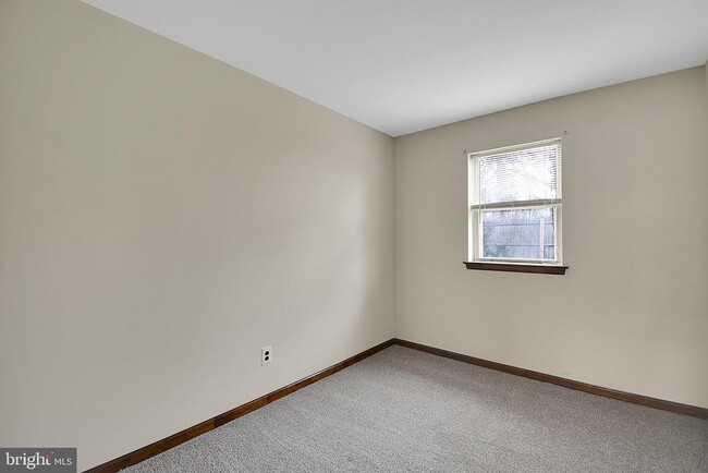 Building Photo - 602 Country Ln