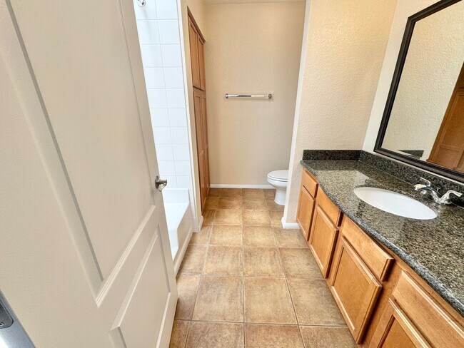 Building Photo - CUTE 2ND FLOOR UNIT, 2 BEDROOM/2 BATH CONDO!