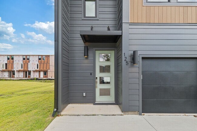 Building Photo - 125 Blue Eden Lp