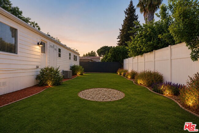 Building Photo - 6033 Fallbrook Ave
