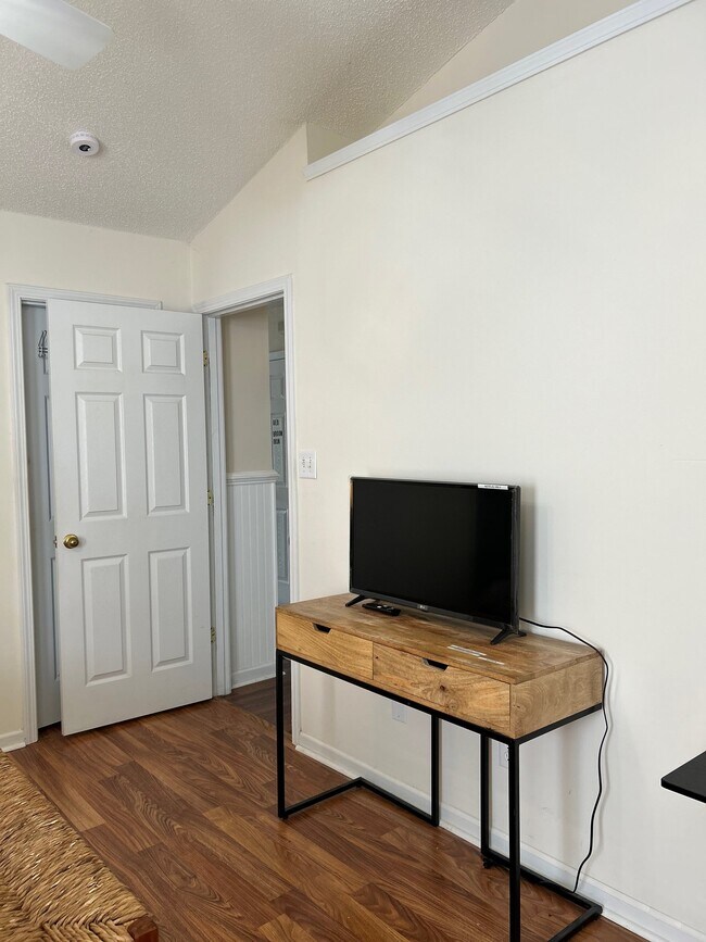 Building Photo - 7016 Breeders Cup Cir