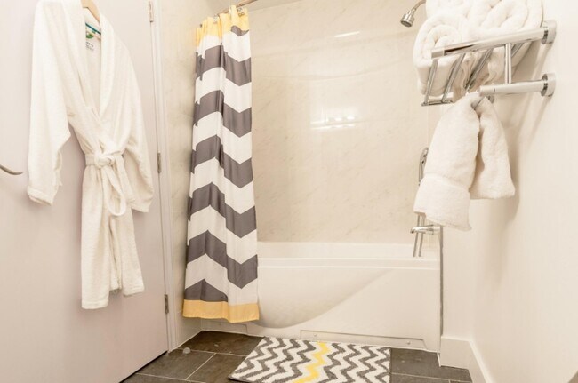 Building Photo - 4918 Park Ave