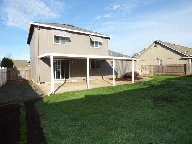 Building Photo - 3 bed 2.5 bath House in Stayton!! Close to...