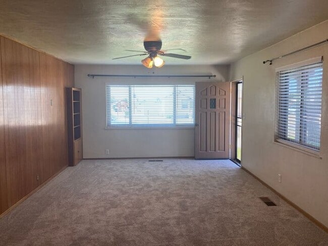 Building Photo - Turlock Country Living 3 Bedroom 2 Bath Home