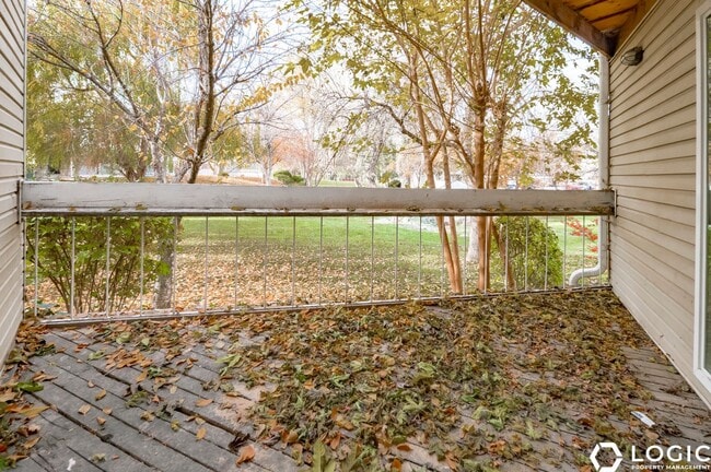 Building Photo - Stunning Townhome in Amazing Location!!