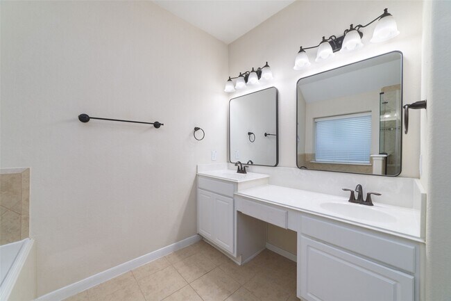 Building Photo - 14011 Pawnee Trails Dr