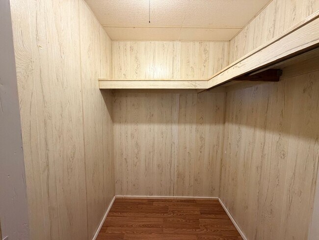 Building Photo - OVERSIZED 2/2 IN QUIET NEIGHBORHOOD!