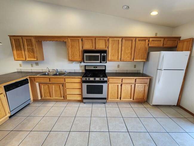Building Photo - 2100 Hickory Dr