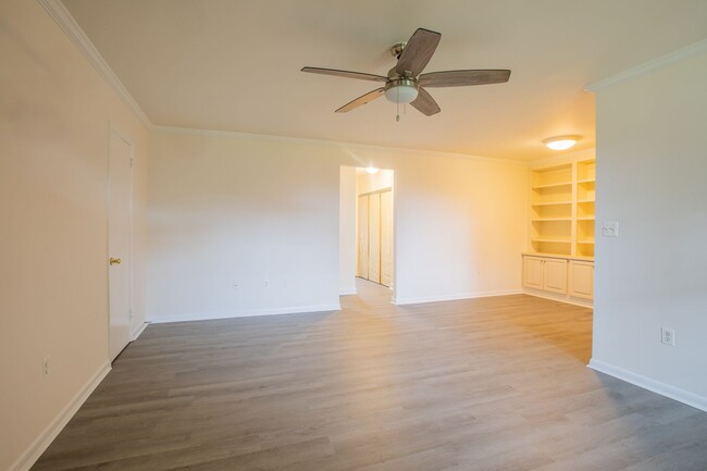 Building Photo - Charming 2 BR/1 BA Apartment in Rockville!