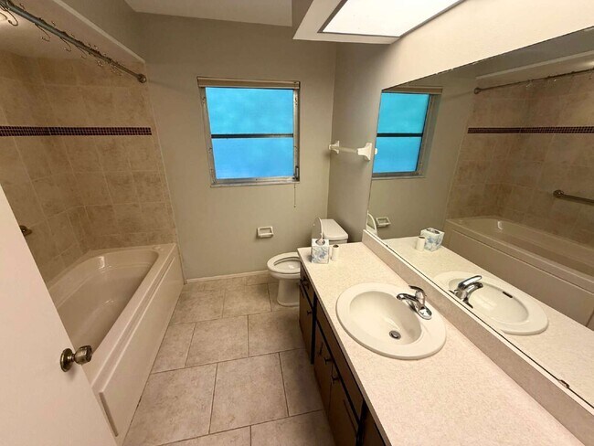 Building Photo - 423 Whispering Oaks Ct