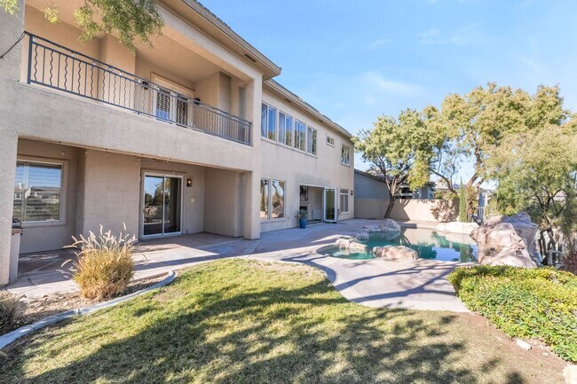Building Photo - Queensridge Beauty - 5 bedroom on a 1/4+ acre lot
